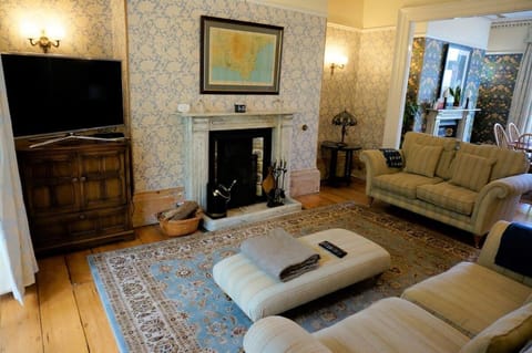 Spacious Town House with Swimming Pool House in Plymouth