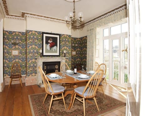 Spacious Town House with Swimming Pool House in Plymouth