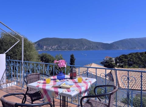 KAMINAKIA Apartments - Adults only policy - Sun drenched - Heavenly peaceful - A soothing oasis with a large swimming pool exclusively for guests' use - Sheltered on both sides by an evergreen cypress forest - Stunning sea views from every veranda Copropriété in Fiskardo