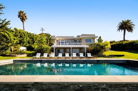 Property building, Day, Swimming pool, sunbed