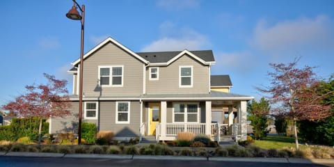 Sasquatch Shore House - Oyhut Bay Seaside Village House in Ocean Shores