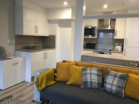 Cosy cottage with sea views close to local shops. Apartment in England