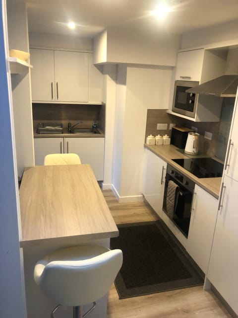 Cosy cottage with sea views close to local shops. Apartment in England