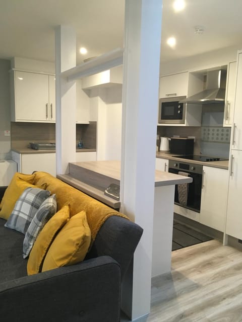 Cosy cottage with sea views close to local shops. Apartment in England