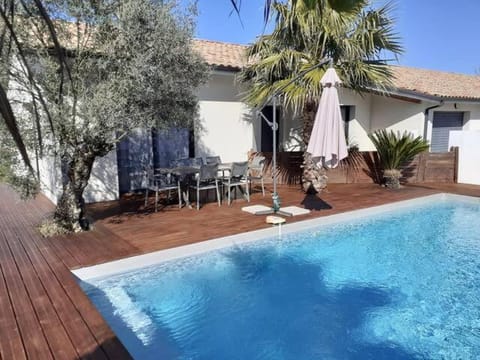 ViLLA NEUVE 115m2 ,TOUT CONFORT AVEC PiSCiNE Chauffée-JARDiNET BASSiN ARCACHON Villa in Gujan-Mestras