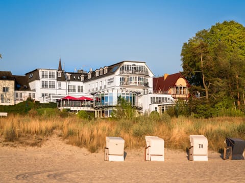 Nearby landmark, Facade/entrance, Day, Beach