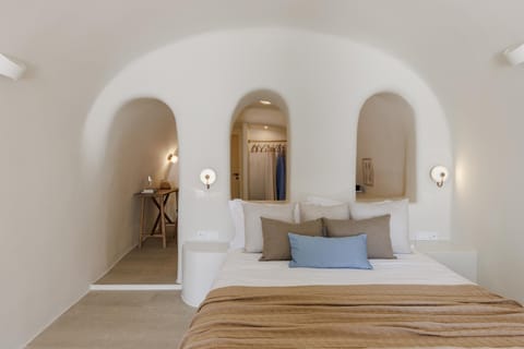 Blue Art Caves Chalet in Oia