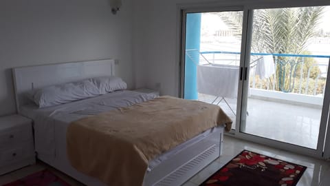 Photo of the whole room, Bedroom, River view