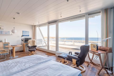Photo of the whole room, Sea view