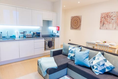 Absolute Stays on Grosvenor - St Albans-High Street- Near Luton Airport - St Albans Abbey Train station -Close to London- Harry Potter World - The Odyssey Cinema-Contractors -London Road-Business-Leisure Condominio in St Albans