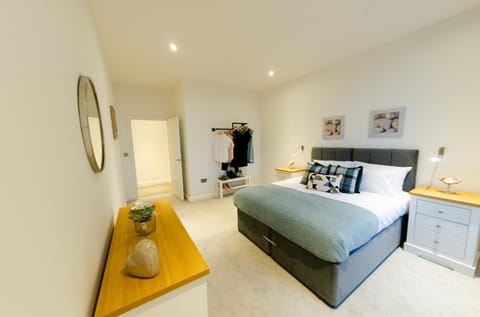 Absolute Stays on Grosvenor - St Albans-High Street- Near Luton Airport - St Albans Abbey Train station -Close to London- Harry Potter World - The Odyssey Cinema-Contractors -London Road-Business-Leisure Condominio in St Albans