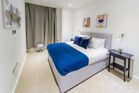 Absolute Stays at The Ziggurat - St Albans-High Street- Near Luton Airport - St Albans Abbey Train station -Close to London- Harry Potter World - The Odyssey Cinema-Contractors -London Road-Business-Leisure Condominio in St Albans