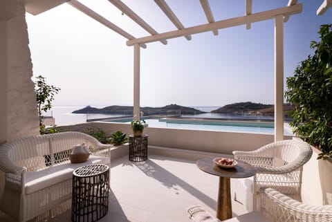 Balcony/Terrace, Sea view, Swimming pool