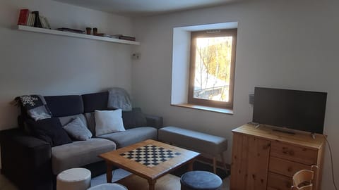 Briançon-Serre Chevalier - Apt 3 pièces - 4 à 6 couchages - Au calme-Jardin mis à dispo Apartment in Briançon