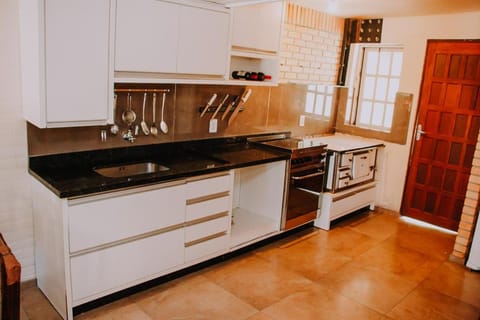 Kitchen or kitchenette, minibar, stove