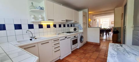 Kitchen or kitchenette, dishwasher, minibar, pet friendly, stove, washing machine