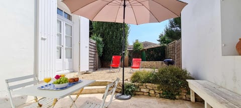 Patio, Garden, Dining area, Garden view