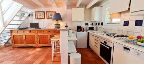 Kitchen or kitchenette, Dining area, dishwasher, oven, pet friendly, stove, toaster