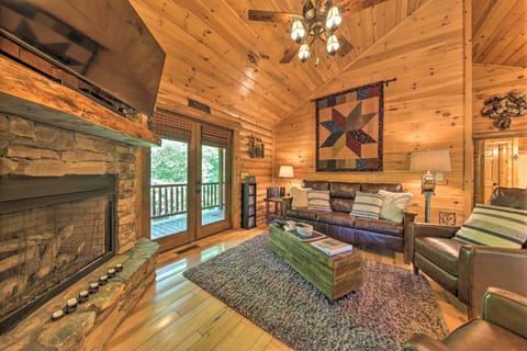 Peaceful Forest Escape with Game Room and Hot Tub Maison in Blue Ridge