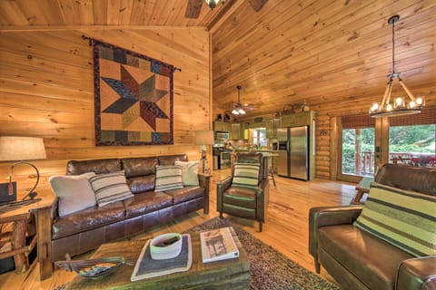 Peaceful Forest Escape with Game Room and Hot Tub Maison in Blue Ridge