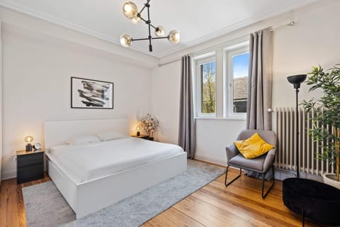 Bed, Photo of the whole room, Seating area, Bedroom