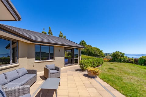 Scenic Solitude - Wake up to Lake and Mountain Views! House in Taupo
