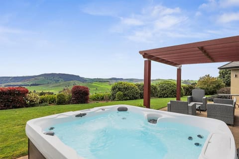 Scenic Solitude - Wake up to Lake and Mountain Views! Haus in Taupo