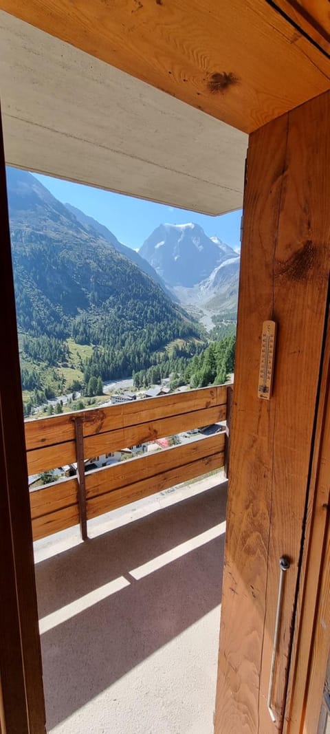 View (from property/room), Balcony/Terrace, Mountain view