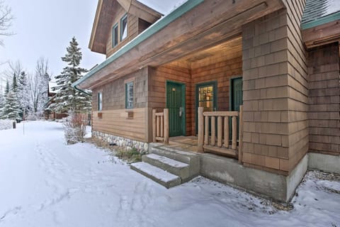 Comfy Lutsen Mountain Villa with Balcony and Grill Chalet in Lutsen