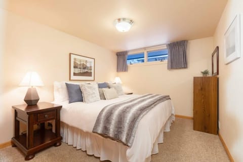 Comfort & Location - 2 BR, 2BA - Steps to Town Apartment in Aspen