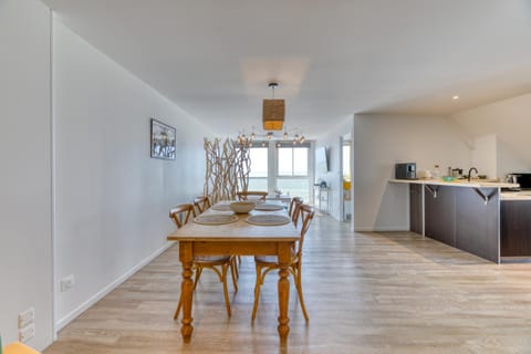 Seating area, Dining area, stove