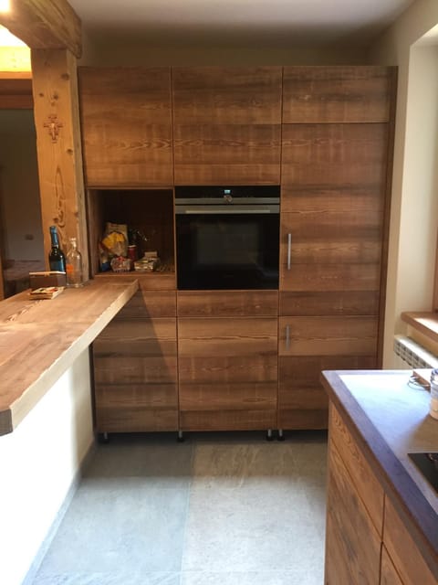 Kitchen or kitchenette, minibar