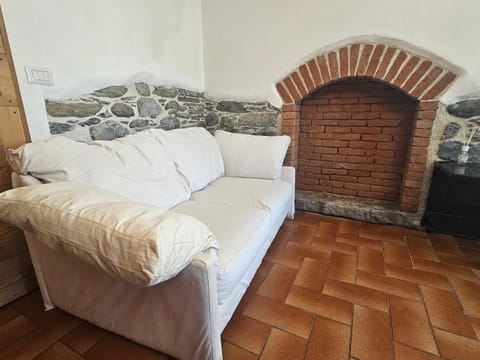 VILLA LAGO GROUND FLOOR Lakeside Winter Escape Garden & Comfort on Lake Como Apartment in Colico