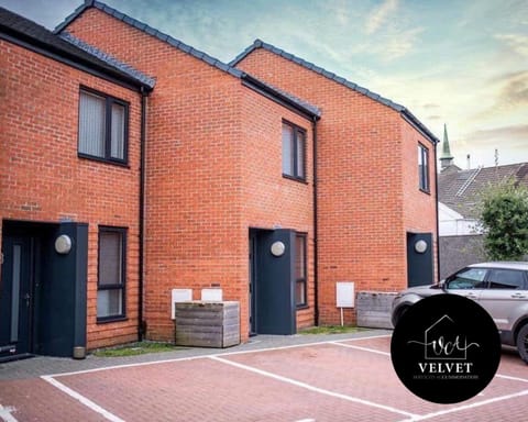 1 Bed House at Velvet Serviced Accommodation Swansea with Free Parking & WiFi - SA1 Bed and Breakfast in Swansea
