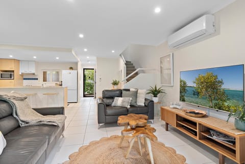 Tropical Retreat in 2 Bedroom Townhouse Apartment in Noosaville