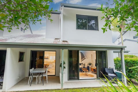 Tropical Retreat in 2 Bedroom Townhouse Apartment in Noosaville