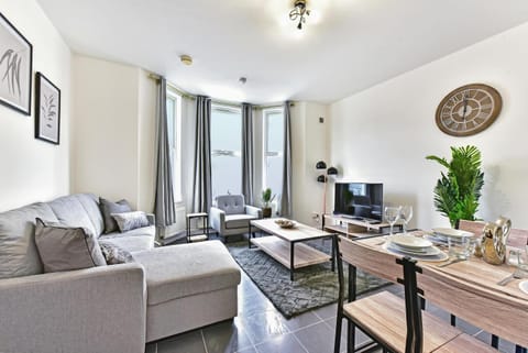 West Ealing Serviced Apts- 2 Bedroom 2 Bath Parking Near Station with Off Street Parking By 360Stays Apartment in London Borough of Ealing
