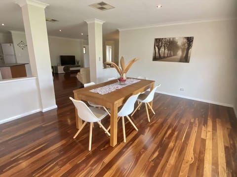 Wagon Holiday Home House in Busselton
