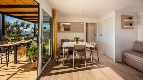 Patio, Balcony/Terrace, Living room, Seating area