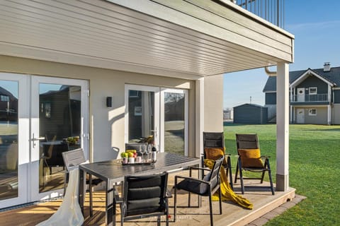 Property building, Patio, Spring, Day, Garden, Dining area, Garden view