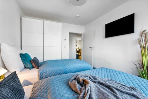 Communal lounge/ TV room, Bed, TV and multimedia, Living room, Photo of the whole room, Seating area, Evening entertainment, Bedroom