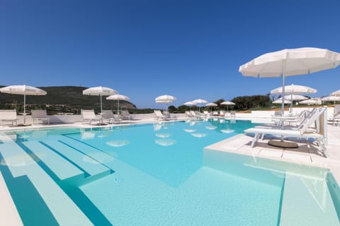 Swimming pool, sunbed