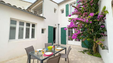 Property building, Patio, View (from property/room), Dining area, Garden view