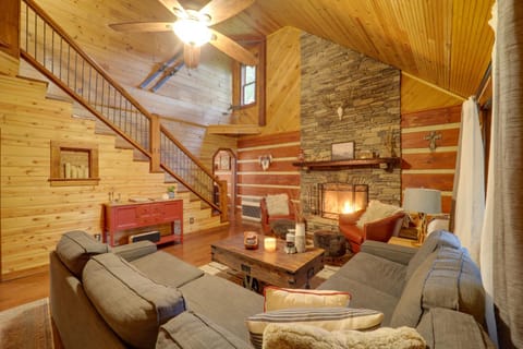Gorgeous Log Cabin with 2 Decks and Fireplaces! House in Watauga