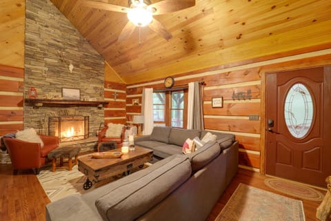 Gorgeous Log Cabin with 2 Decks and Fireplaces! House in Watauga