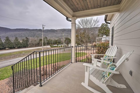 Scenic Mtn Retreat with Wooded Backyard and Fire Pit! House in Chattanooga