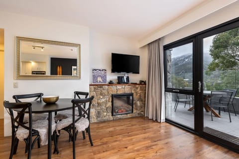 Lantern 1 Bedroom Deluxe with hot tub and car park Apartment in Thredbo