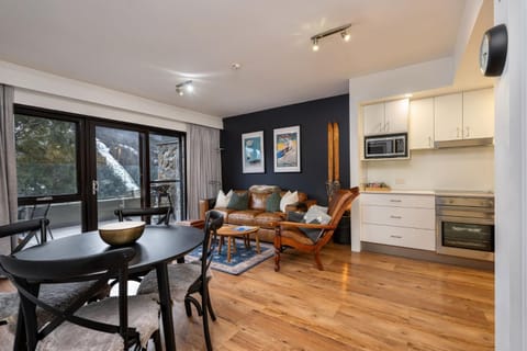 Lantern 1 Bedroom Deluxe with hot tub and car park Apartment in Thredbo