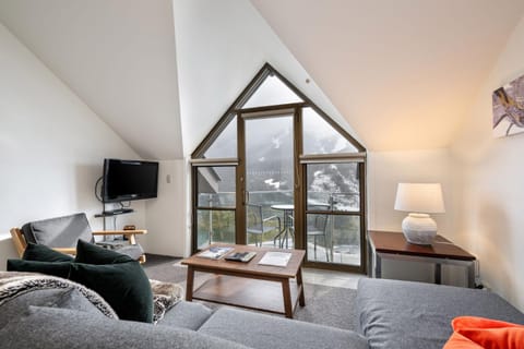 Lantern 1 Bedroom Balcony with Panoramic Mountain View Apartment in Thredbo