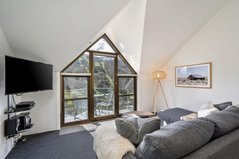 Lantern 1 Bedroom Balcony with Sweeping Mountain View Apartment in Thredbo